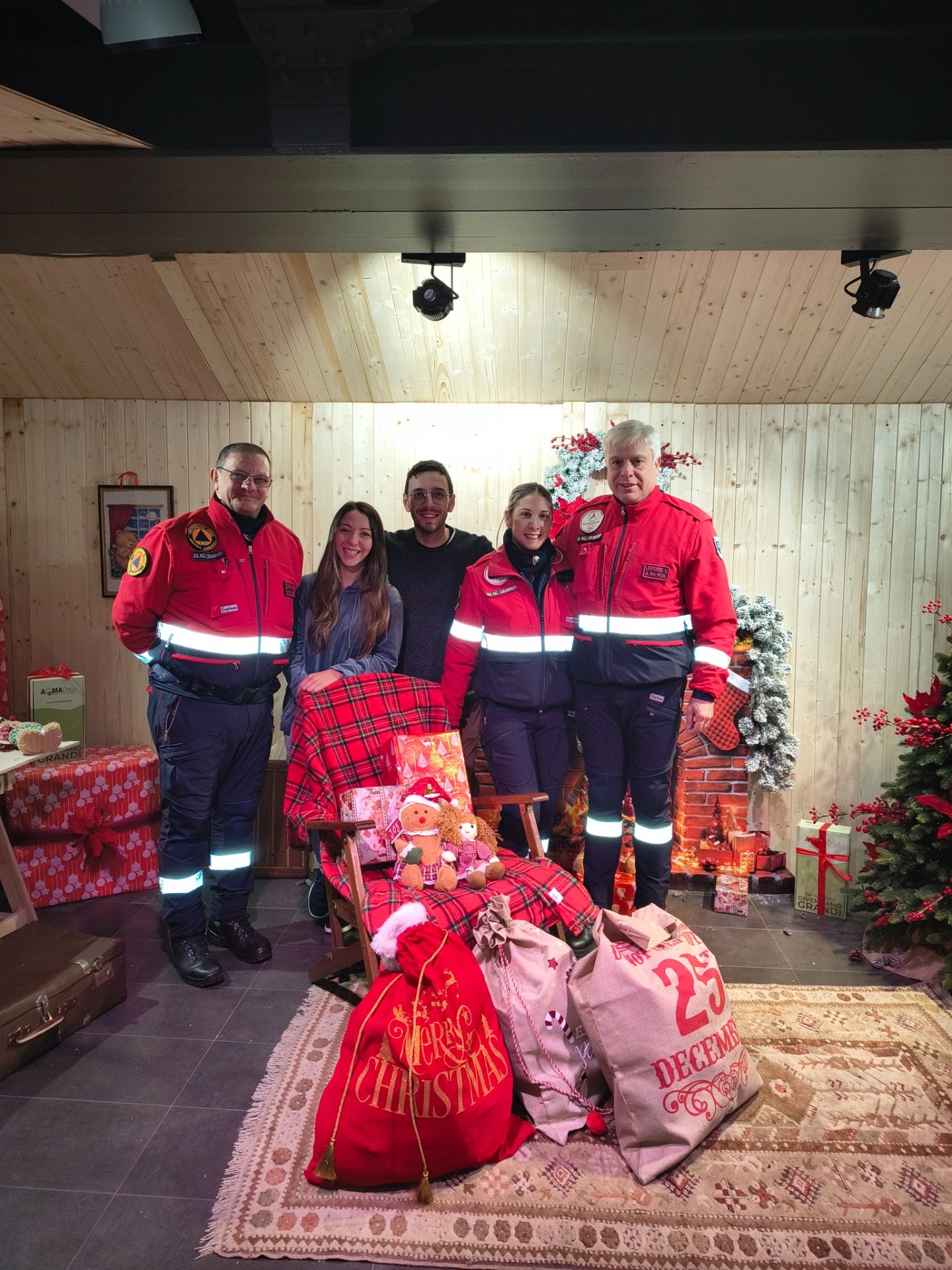 Nella foto Stefano Perpetuini (direttore centro) Bianca La Pietra e i Volontari Nucleo Protezione Civile ANC Figino Serenza